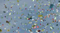 Bilhete dourado rodeado de confettis coloridos